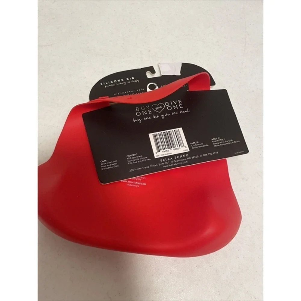 Tunno Tots Red‎ Silicone Don't Stop Believing Santa Christmas Catch Pocket Bib